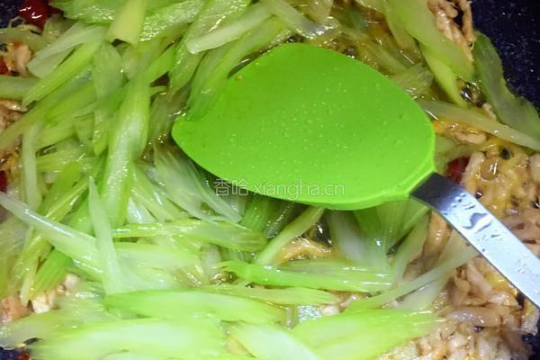 西芹炒肉丝的做法图解12