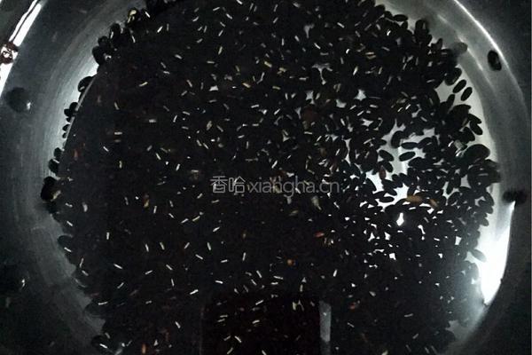 黑豆黑米粥的做法图解1