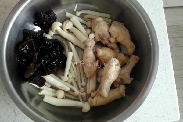 海鲜菇鸡腿汤的做法图解1