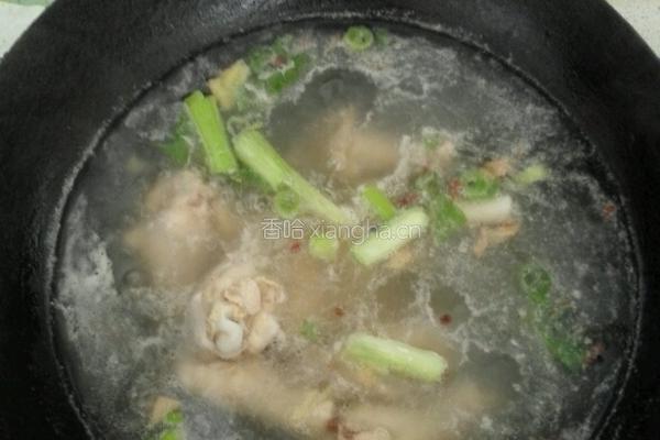 海鲜菇鸡腿汤的做法图解2