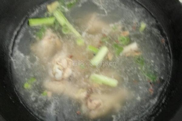 海鲜菇鸡腿汤的做法图解3