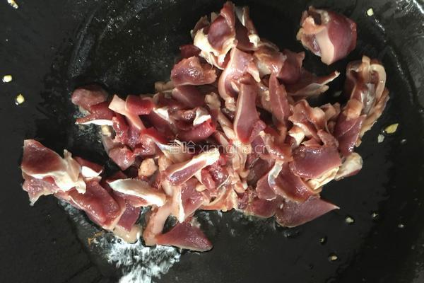 酸胡萝卜炒鸭珍的做法图解9