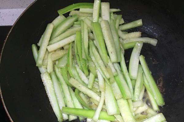 丝瓜炒茶撒的做法图解5