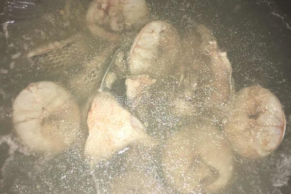 黑豆黑鱼汤的做法图解3