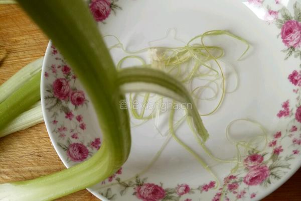 芹菜炒肉的做法图解1