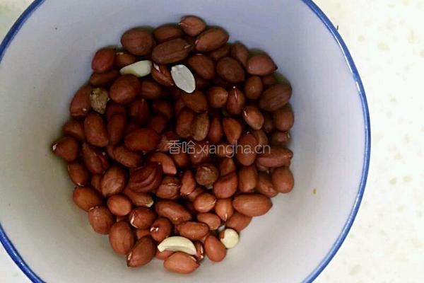 花生白米粥的做法图解1