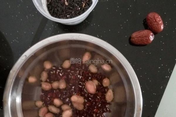 黑米粥的做法图解2