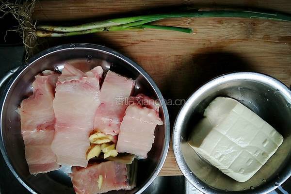 鱼骨豆腐汤的做法图解1