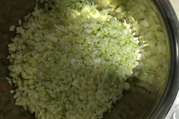 西葫芦鸡蛋水饺的做法图解1