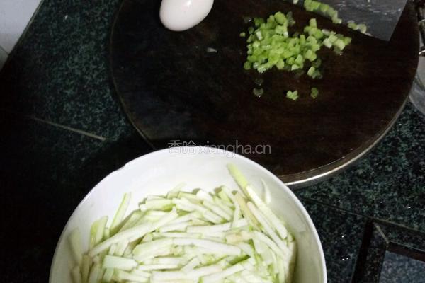 丝瓜烙的做法图解1