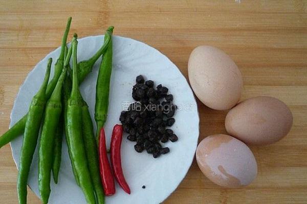香辣豆鼓荷包蛋的做法图解1