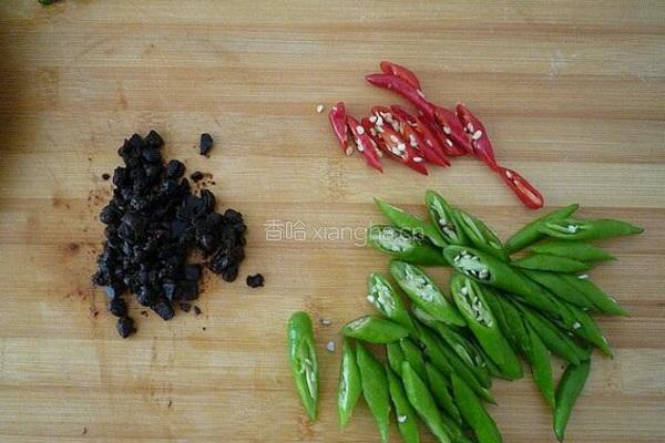 香辣豆鼓荷包蛋的做法图解2