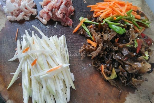 茭白木耳胡罗卜炒肉丝的做法图解1
