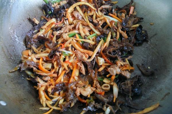 茭白木耳胡罗卜炒肉丝的做法图解4