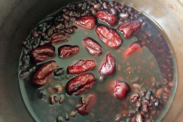黑豆黑米红枣粥的做法图解4