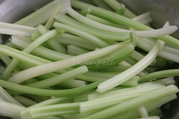 虾仁火腿芹菜碎的做法图解1