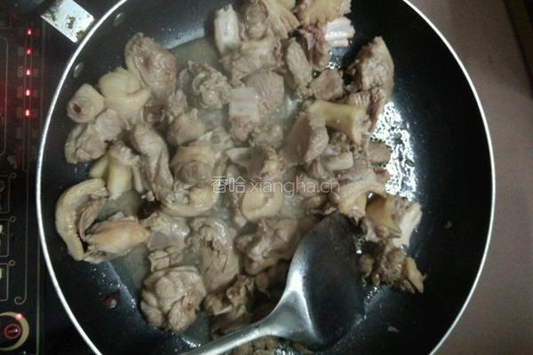 土豆焖鸭的做法图解1