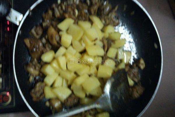 土豆焖鸭的做法图解6