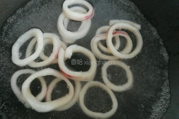 酥炸鱿鱼圈的做法图解2
