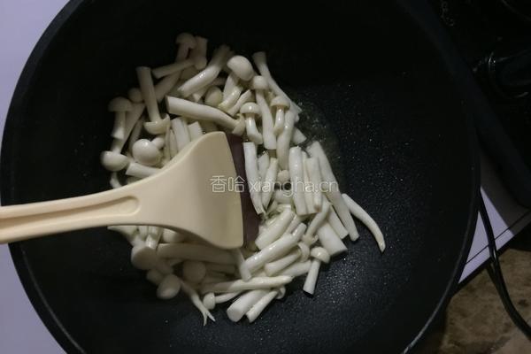 海鲜菇炒胡萝卜的做法图解4