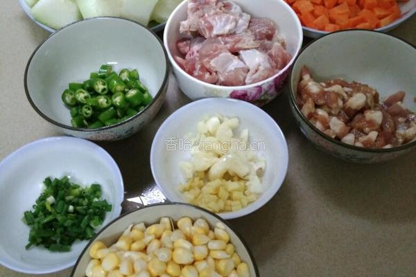 黄金万两(肉丁炒胡萝卜玉米)的做法图解1