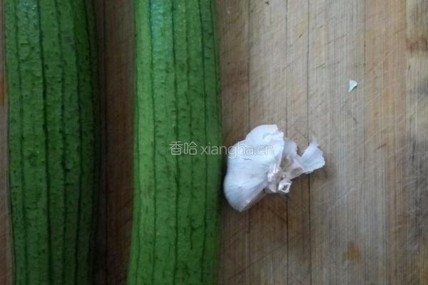 蒜茸炒丝瓜的做法图解1