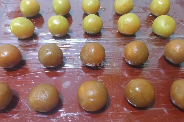 广式莲蓉蛋黄月饼的做法图解8