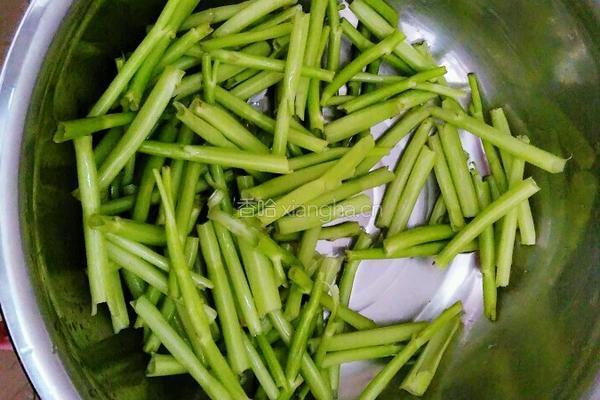 清炒空心菜杆的做法图解1