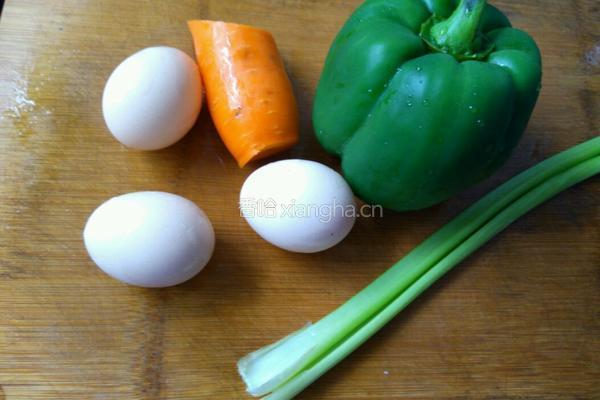 菜椒胡萝卜蛋炒饭的做法图解2