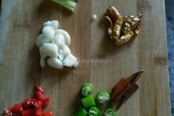 干锅香菇小鸡的做法图解2
