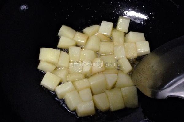 土豆香肠炒饭的做法图解2