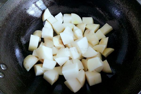 土豆香菇烧肉的做法图解3