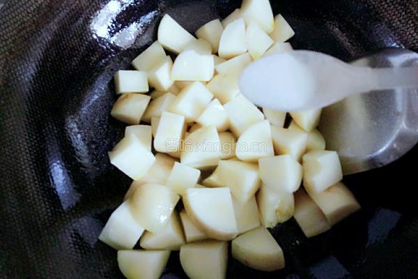 土豆香菇烧肉的做法图解4