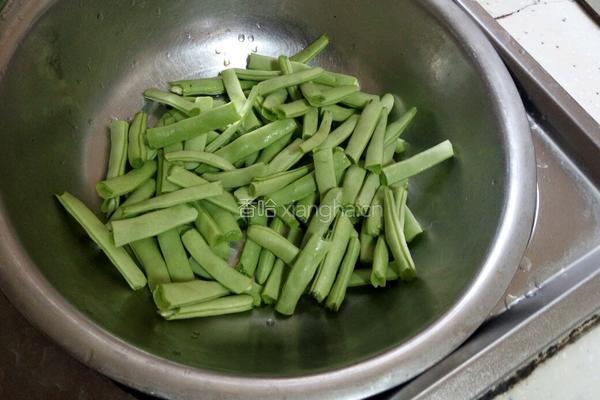 四季豆炒肉的做法图解1