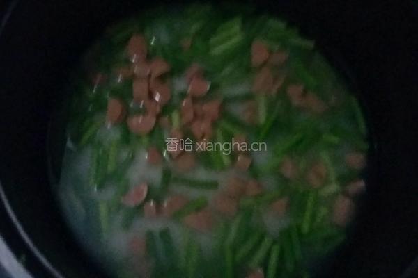 火腿肠蒜薹闷饭的做法图解2