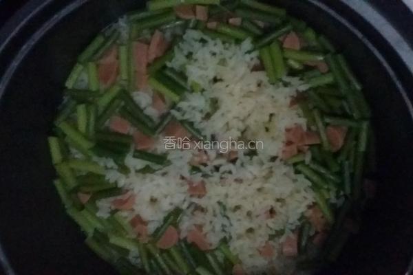 火腿肠蒜薹闷饭的做法图解3