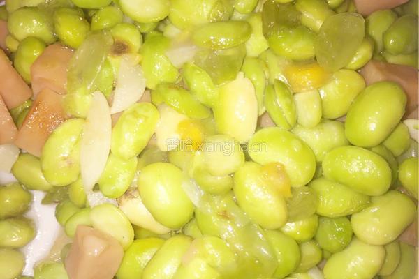 豌豆炒玉米香肠的做法图解4