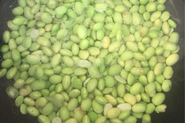 豌豆炒玉米香肠的做法图解2