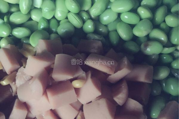 豌豆炒玉米香肠的做法图解3