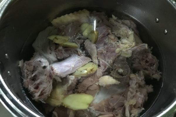 红菇老鸭汤的做法图解3