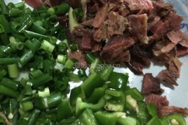 土豆腊肉炒饭的做法图解1