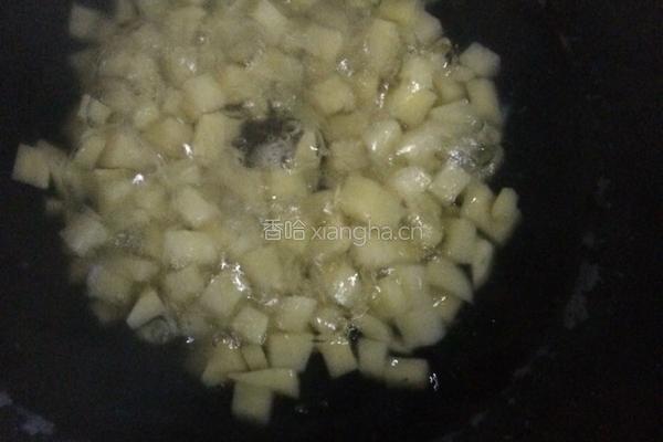 土豆腊肉炒饭的做法图解2