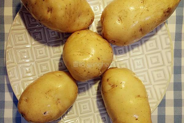 趣味蒸土豆的做法图解1