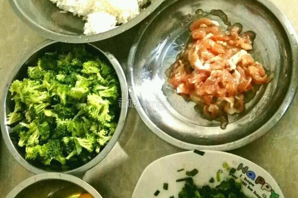 西兰花炒饭的做法图解1