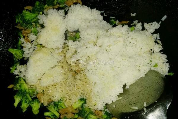 西兰花炒饭的做法图解7