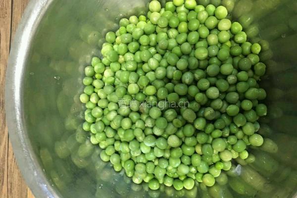 碗豆炒虾仁的做法图解1