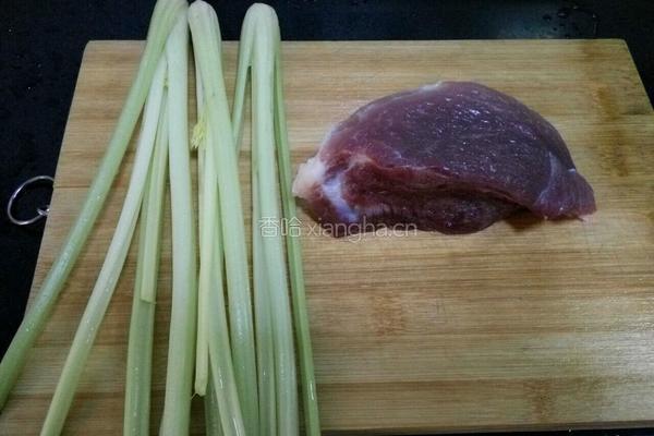 川味芹菜小炒肉的做法图解1