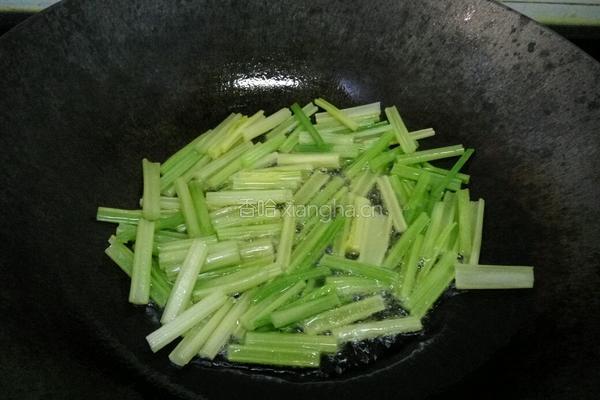 川味芹菜小炒肉的做法图解5