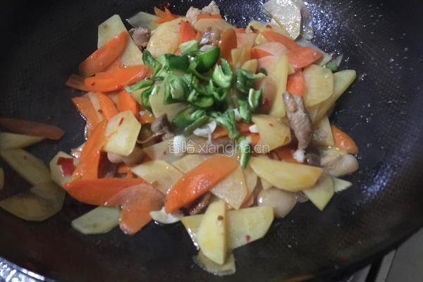 胡萝卜土豆肉片的做法图解7