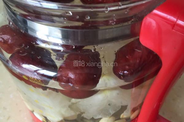 银耳莲子红枣汤的做法图解3